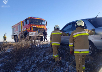 Миколаївські рятувальники витягли з кювету одразу три автівки (ФОТО)