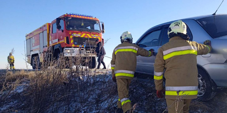 Миколаївські рятувальники витягли з кювету одразу три автівки (ФОТО)
