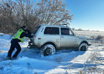 Виштовхували автівки і пригощали гарячим чаєм: як поліцейські Миколаївщини допомагали водіям під час погіршення погодних умов (ФОТО, ВІДЕО)
