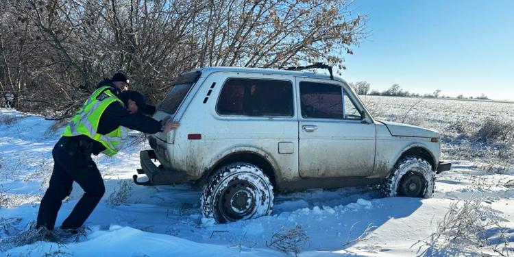 Виштовхували автівки і пригощали гарячим чаєм: як поліцейські Миколаївщини допомагали водіям під час погіршення погодних умов (ФОТО, ВІДЕО)
