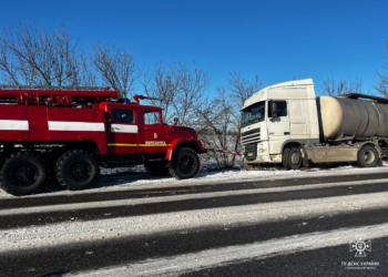 Не впорався з керуванням на слизькій дорозі: на Миколаївщині витягали вантажівку з цистерною олії (ФОТО)