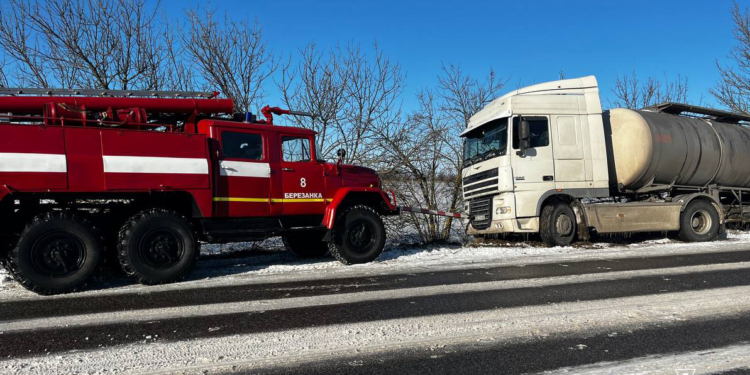 Не впорався з керуванням на слизькій дорозі: на Миколаївщині витягали вантажівку з цистерною олії (ФОТО)
