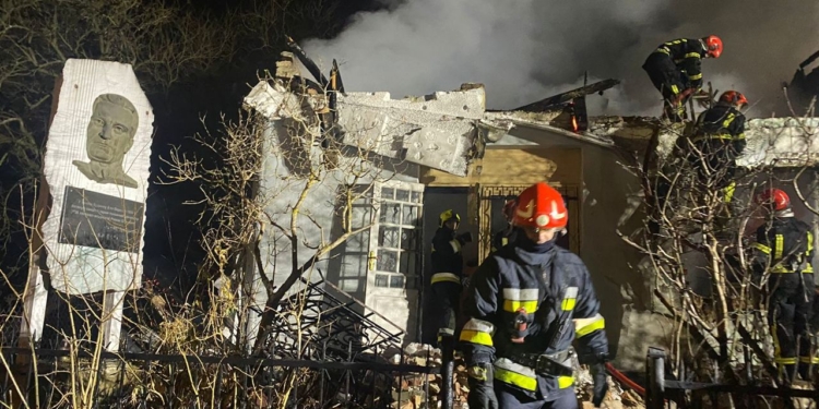 У Львові внаслідок нічної атаки згорів музей Шухевича і пошкоджений університет, де вчився Бандера (ФОТО)