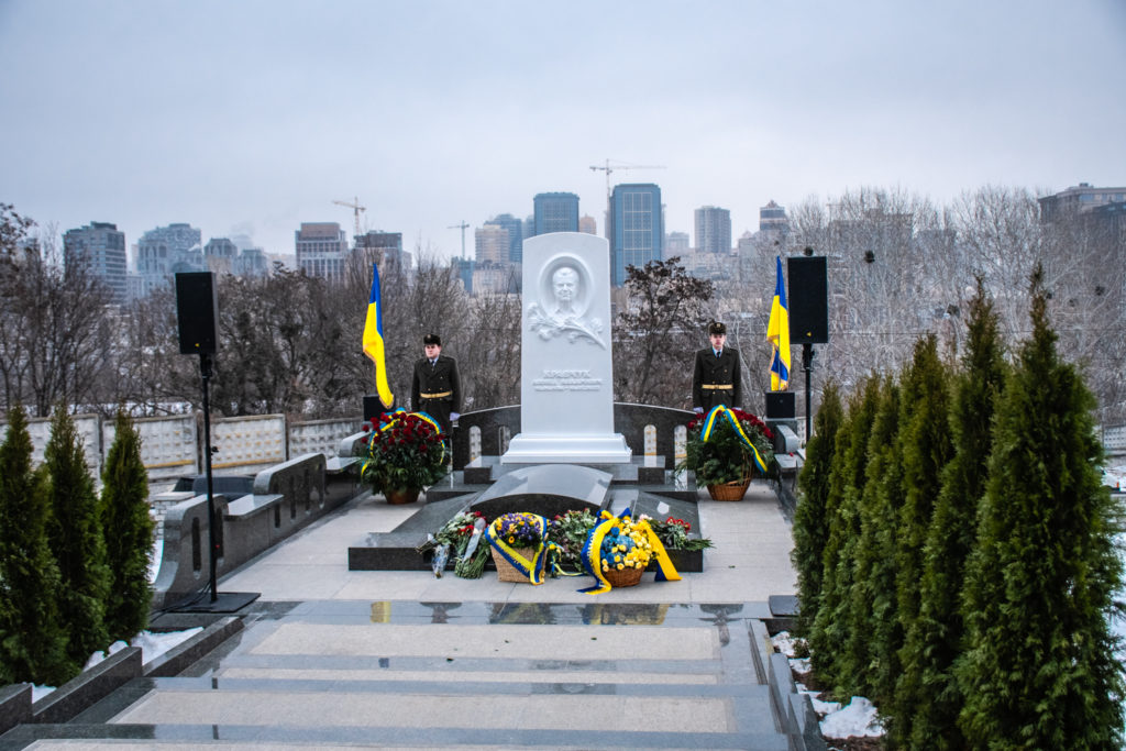 На Байковому кладовищі відкрили меморіал першому президенту Кравчуку - йому б цей процес навряд чи сподобався (ФОТО, ВІДЕО) 10