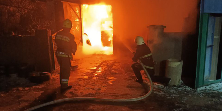 Перекриття даху будинку, літня кухня та гараж – що гасили рятувальники Миколаївщини протягом доби (ФОТО)