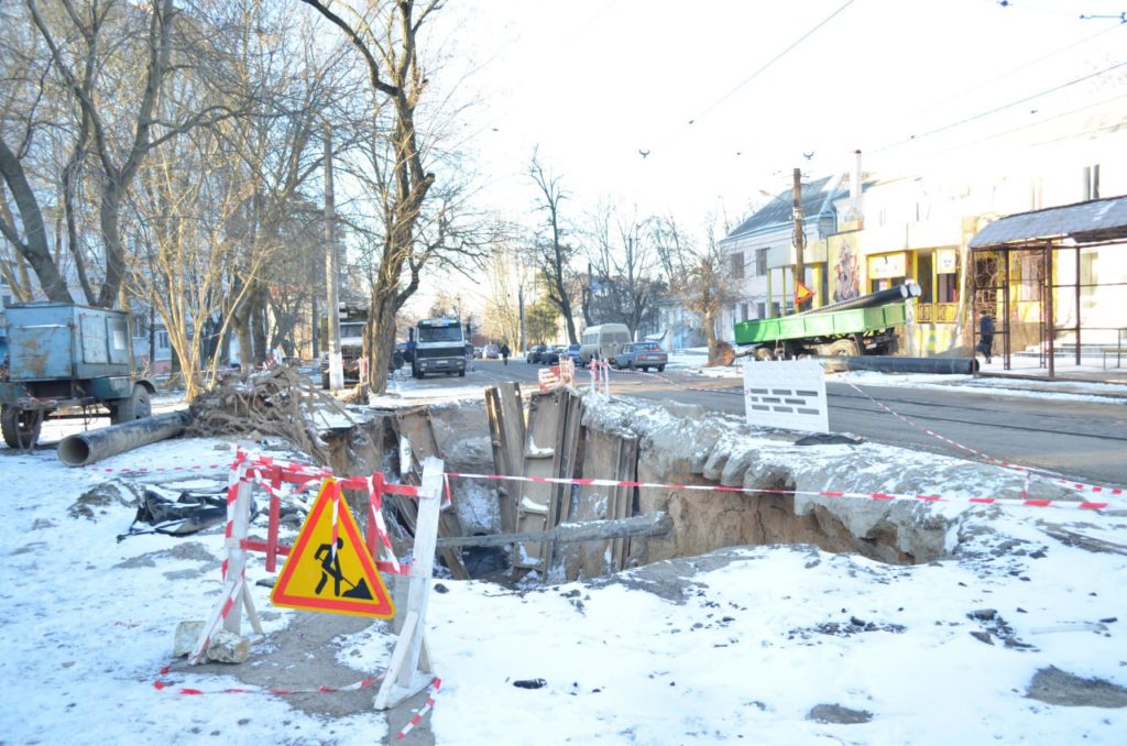 «Миколаївводоканал» показав, як на Потьомкінській замінюють аварійний каналізаційний колектор, через який утворилось провалля (ФОТО) 4