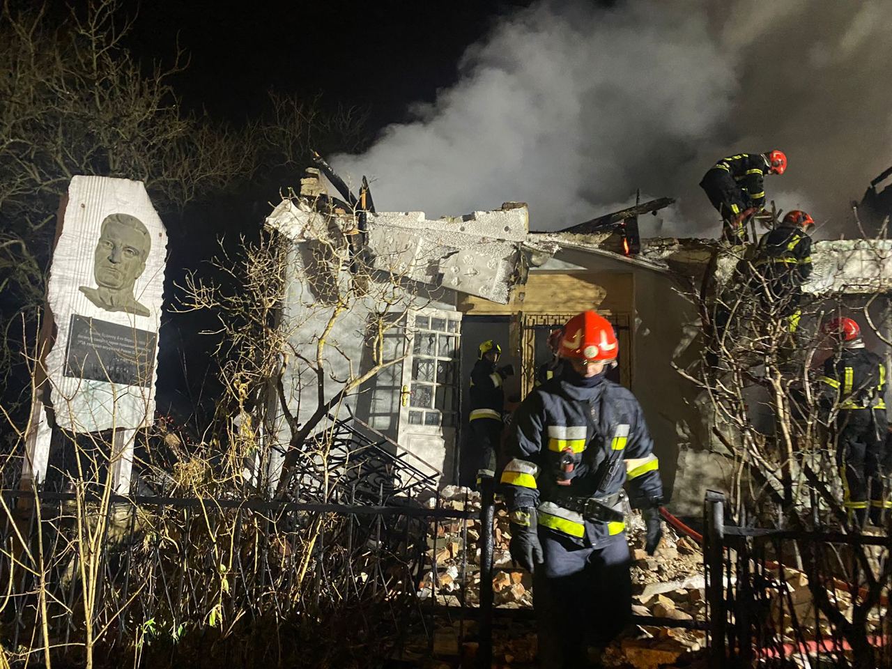 У Львові внаслідок нічної атаки згорів музей Шухевича і пошкоджений університет, де вчився Бандера (ФОТО)