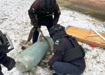 В Києві з будинку дістали бойову частину ракети, яка не розірвалася (ФОТО)