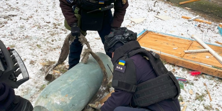 В Києві з будинку дістали бойову частину ракети, яка не розірвалася (ФОТО)