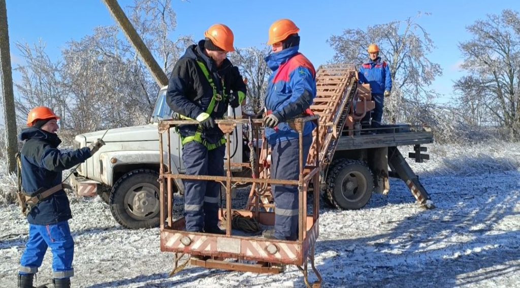 На Миколаївщині енергетики заживили всі населені пункти, знеструмлені внаслідок негоди: в яких умовах доводилось працювати (ФОТО) 5