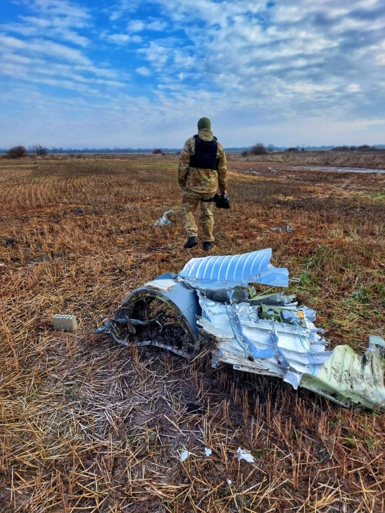 На Херсонщині вибухотехніки поліції виявили та знешкодили російську ракету «Х-101» (ФОТО, ВІДЕО) 5