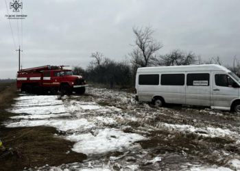 На Миколаївщині в багнюці застряг рейсовий бус з людьми і легковушка – витягали рятувальники (ФОТО)
