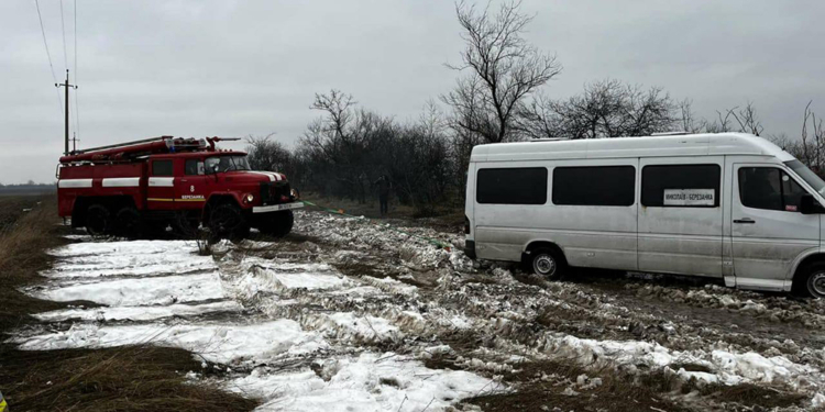 На Миколаївщині в багнюці застряг рейсовий бус з людьми і легковушка – витягали рятувальники (ФОТО)