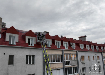 У Миколаєві вогнеборці ліквідували пожежу утеплювача в багатоповерхівці (ФОТО)