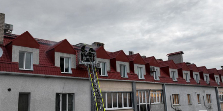 У Миколаєві вогнеборці ліквідували пожежу утеплювача в багатоповерхівці (ФОТО)