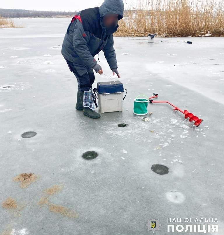 Миколаївські поліцейські зіпсували зимову риболовлю, бо на зимувальних ямах - не можна (ФОТО) 6