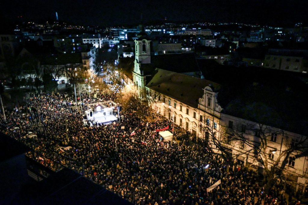 "Мафіозі Фіцо", - близько 27 тис. словаків протестували в Братиславі (ФОТО) 2