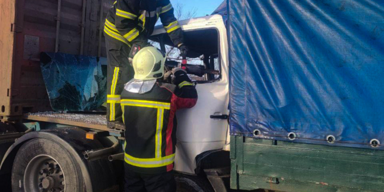 ДТП поблизу Миколаєва: постраждали водій та пасажир фури (ФОТО)