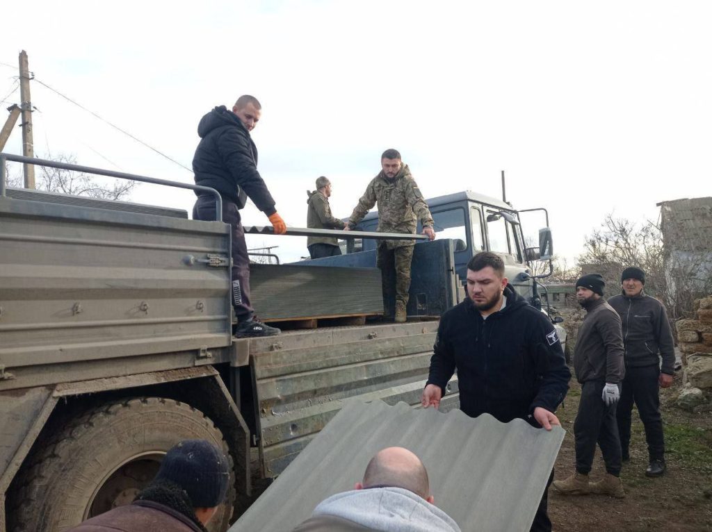 У Снігурівці на Миколаївщині після вчорашнього обстрілу чотири сім’ї залишились без даху над головою. Інші пошкоджені будинки латали весь день (ФОТО) 6