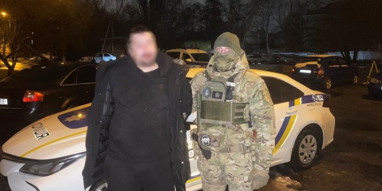 У Чернігові поліцейські затримали чотирьох чоловіків, які запустили феєрверк під час повітряної тривоги (ФОТО)