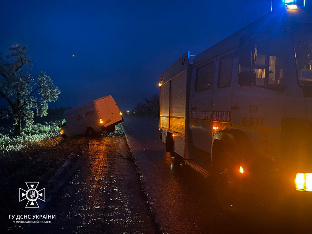 Негода на Миколаївщині: рятувальники прибрали дерева, які впали, і дістали автівку з кювету (ФОТО) 6