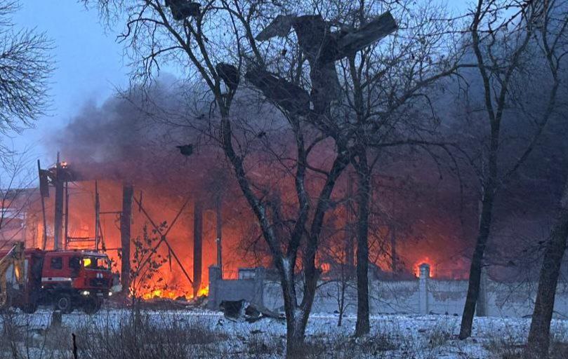 Внаслідок ракетної атаки на Дніпропетровщину є загиблі і поранені, зруйновано ТЦ, перевернуло маршрутку, пошкоджені будівлі і АЗС (ФОТО) 8