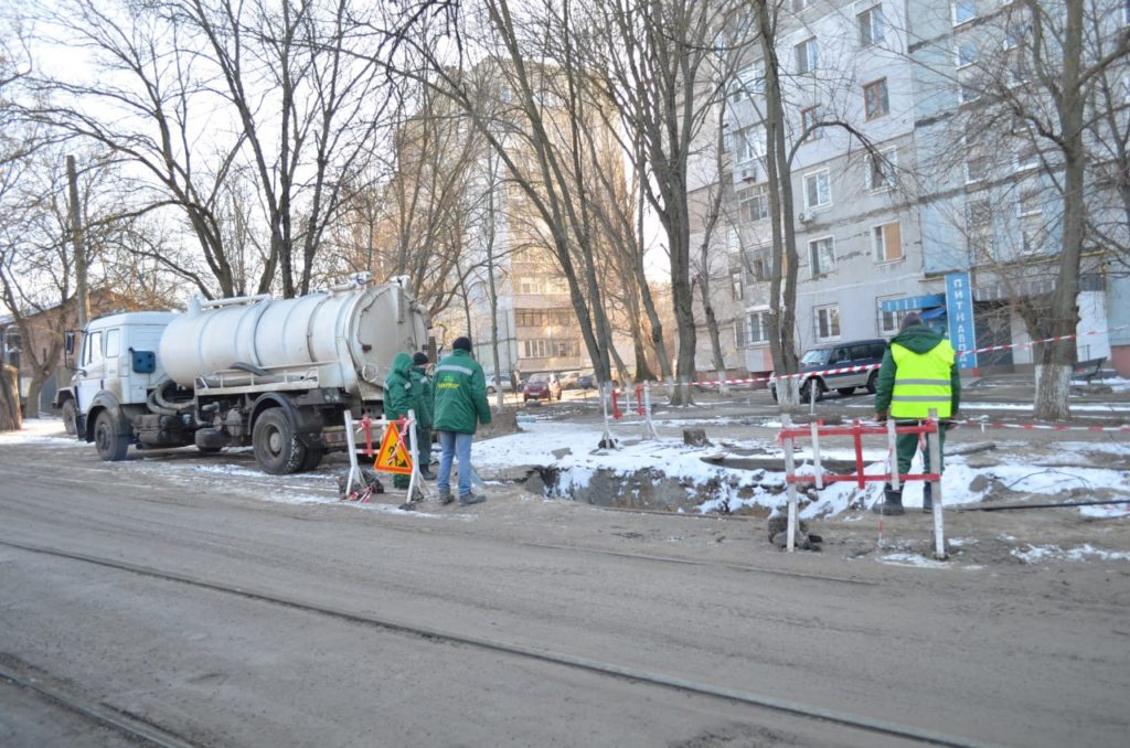 «Миколаївводоканал» показав, як на Потьомкінській замінюють аварійний каналізаційний колектор, через який утворилось провалля (ФОТО) 6