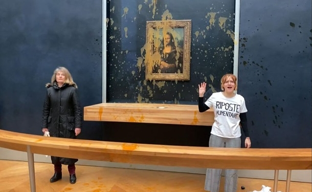 Екоактивісти облили супом Мону Лізу у Луврі (ВIДЕО)