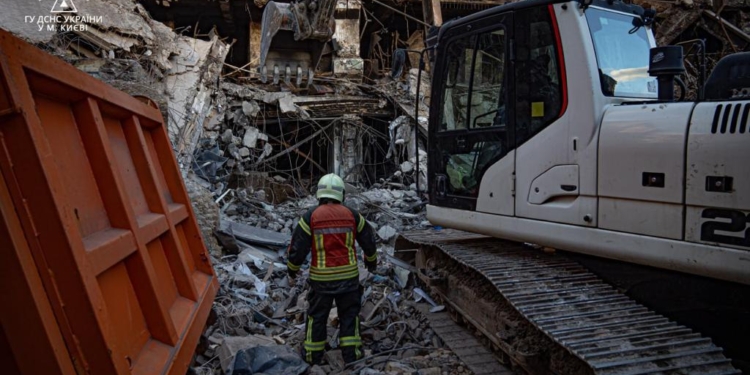 Кількість жертв російської ракетної атаки на Київ 29 грудня збільшилась до 27 (ФОТО)