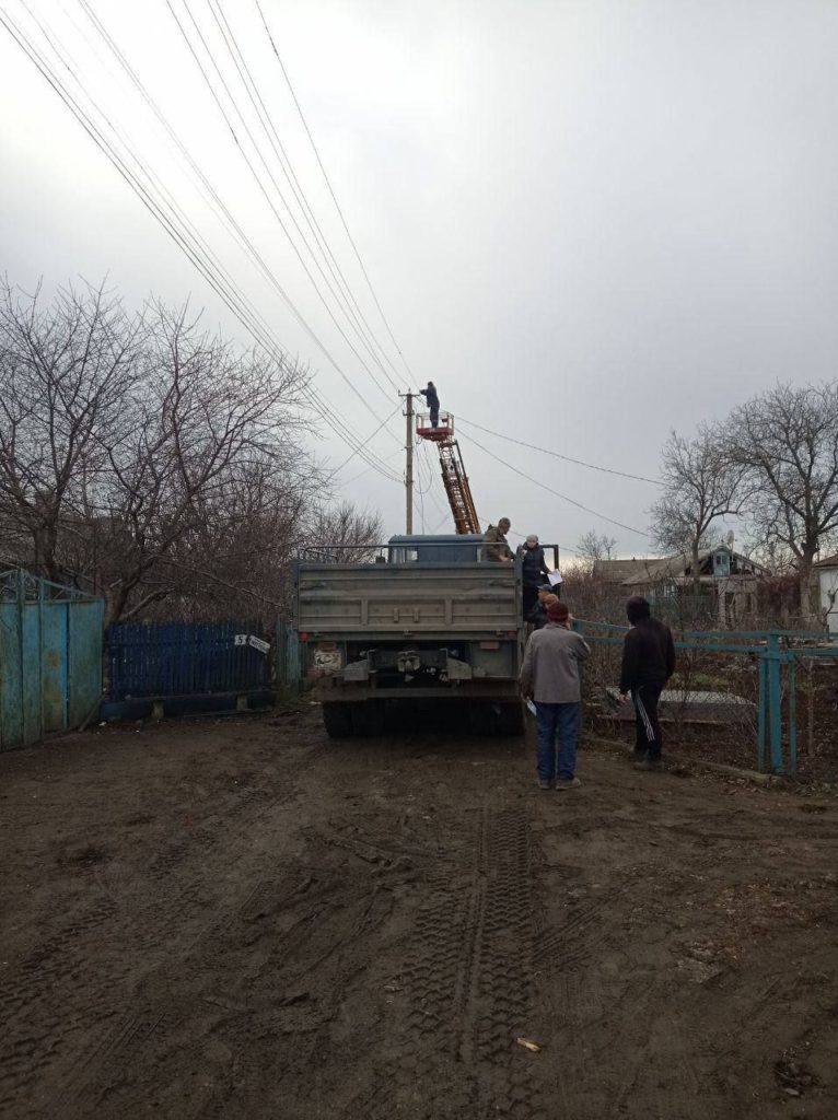 У Снігурівці на Миколаївщині після вчорашнього обстрілу чотири сім’ї залишились без даху над головою. Інші пошкоджені будинки латали весь день (ФОТО) 8