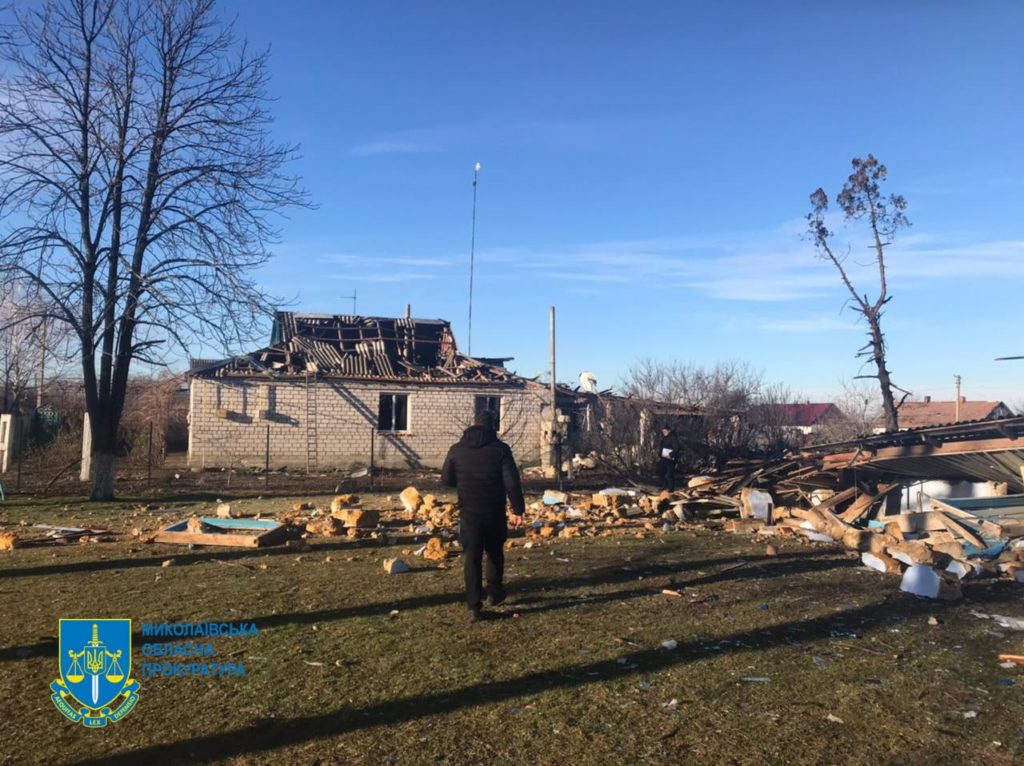 Наслідки вчорашньої вечірньої атаки ворожих дронів по Миколаївщині: пошкоджені ангари з агропродукцією, житлові будинки і дитсадок (ФОТО) 8