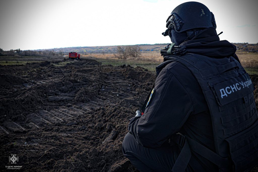 Миколаївські піротехніки ДСНС допомагають в розмінуванні територій Херсонщини ФОТО) 8