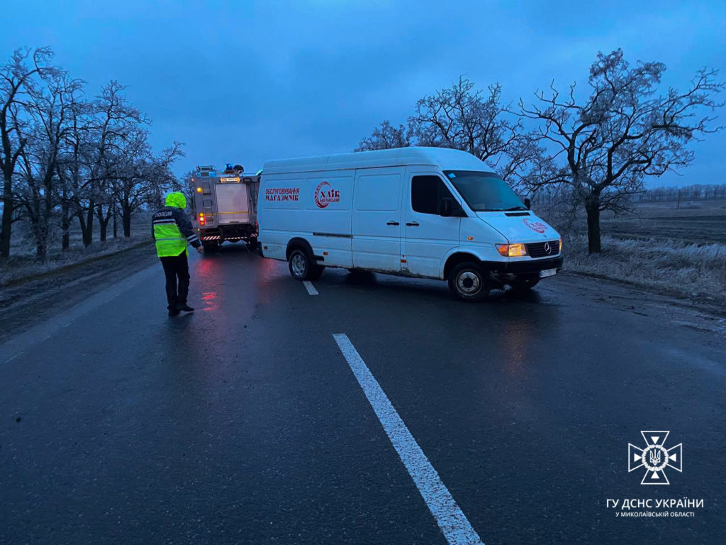 Негода на Миколаївщині: рятувальники прибрали дерева, які впали, і дістали автівку з кювету (ФОТО) 8