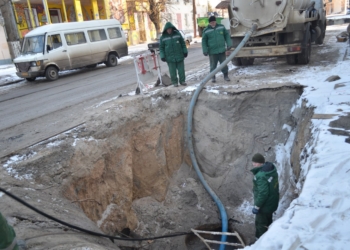 «Миколаївводоканал» показав, як на Потьомкінській замінюють аварійний каналізаційний колектор, через який утворилось провалля (ФОТО)