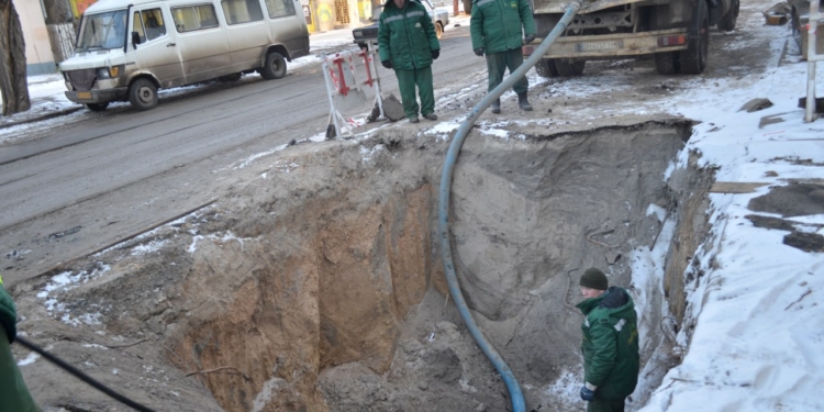 «Миколаївводоканал» показав, як на Потьомкінській замінюють аварійний каналізаційний колектор, через який утворилось провалля (ФОТО)