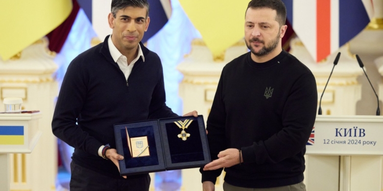 Президент Зеленський нагородив прем’єр-міністра Британії Сунака Орденом Свободи (ФОТО)