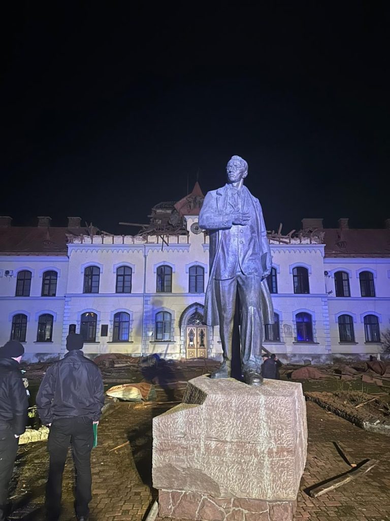 У Львові внаслідок нічної атаки згорів музей Шухевича і пошкоджений університет, де вчився Бандера (ФОТО) 5