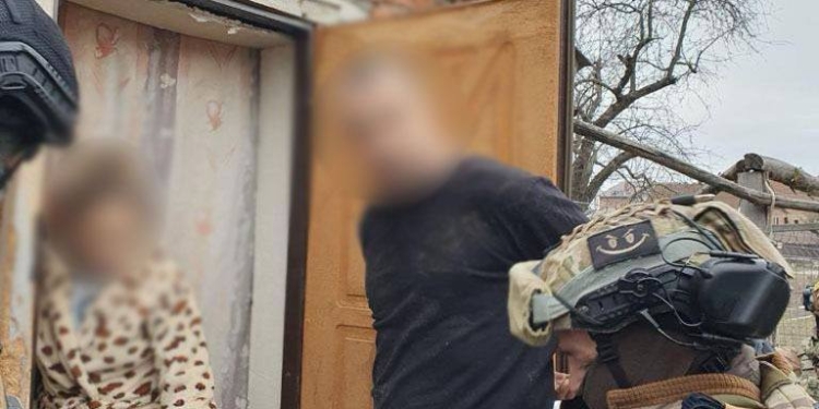 Правоохоронці заявили про встановлення осіб, які напали на квартиру журналіста-розслідувача Юрія Ніколова (ФОТО)