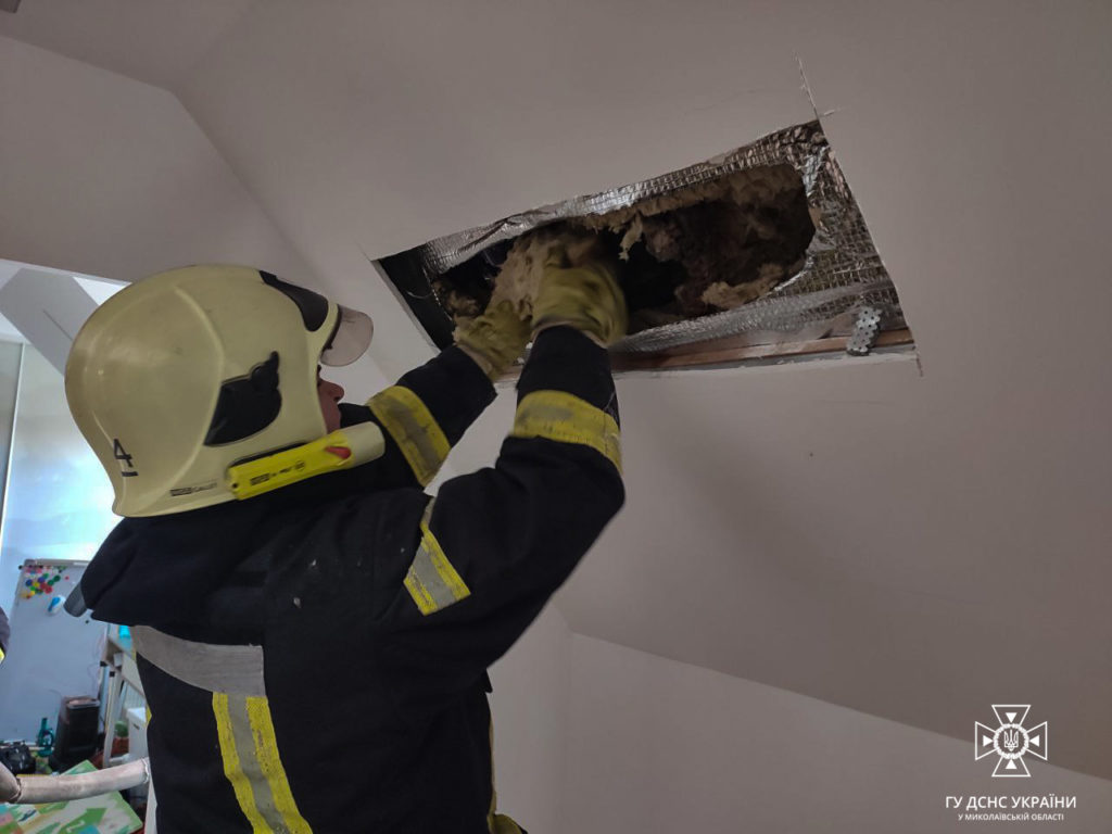 У Миколаєві вогнеборці ліквідували пожежу утеплювача в багатоповерхівці (ФОТО) 8