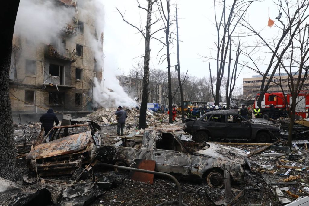 Рятувальна операція після ракетної атаки росіян на Київ, Харків і Павлоград: скільки загиблих та поранених на цей момент (ФОТО) 7