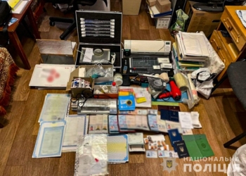 В Україні затримали банду, яка виготовляла фальшиві документи широкого асортименту (ФОТО)