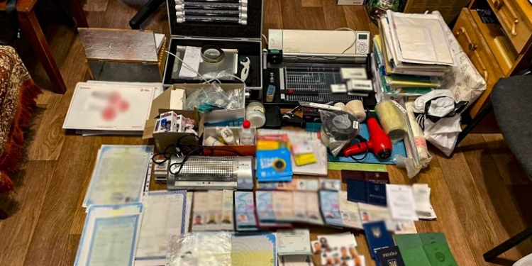 В Україні затримали банду, яка виготовляла фальшиві документи широкого асортименту (ФОТО)