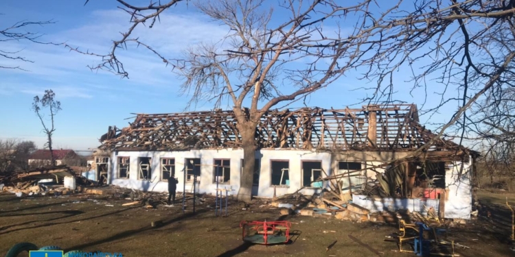 Наслідки вчорашньої вечірньої атаки ворожих дронів по Миколаївщині: пошкоджені ангари з агропродукцією, житлові будинки і дитсадок (ФОТО)