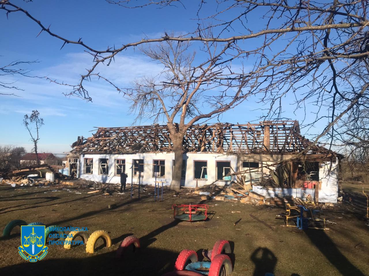 Наслідки вчорашньої вечірньої атаки ворожих дронів по Миколаївщині: пошкоджені ангари з агропродукцією, житлові будинки і дитсадок (ФОТО)