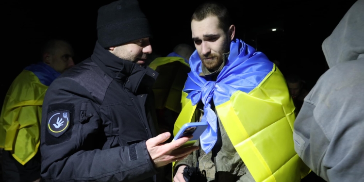 Великий обмін. Додому повернулися 48 зниклих безвісти, медикиня 36 ОБрМП, 11 офіцерів. Допомогли Емірати (ФОТО, ВІДЕО)