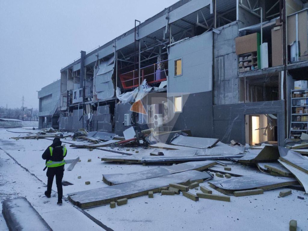 Внаслідок ракетної атаки на Дніпропетровщину є загиблі і поранені, зруйновано ТЦ, перевернуло маршрутку, пошкоджені будівлі і АЗС (ФОТО) 4