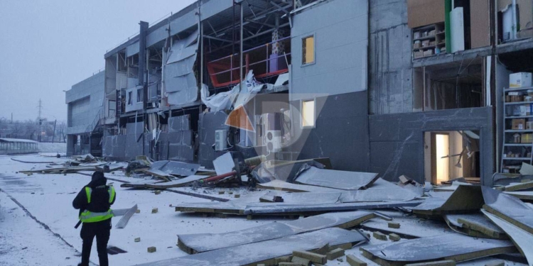 Внаслідок ракетної атаки на Дніпропетровщину є загиблі і поранені, зруйновано ТЦ, перевернуло маршрутку, пошкоджені будівлі і АЗС (ФОТО)