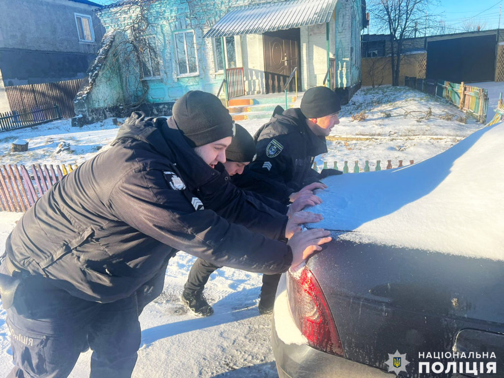 Виштовхували автівки і пригощали гарячим чаєм: як поліцейські Миколаївщини допомагали водіям під час погіршення погодних умов (ФОТО, ВІДЕО) 11