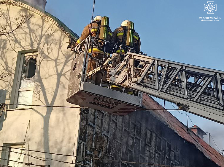 У Миколаєві гасять пожежу у триповерховій будівлі на Садовій (ФОТО, ВІДЕО) 12