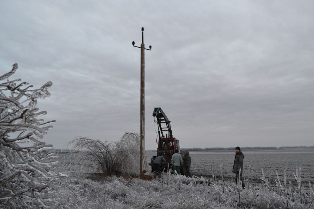 На Миколаївщині енергетики заживили всі населені пункти, знеструмлені внаслідок негоди: в яких умовах доводилось працювати (ФОТО) 11